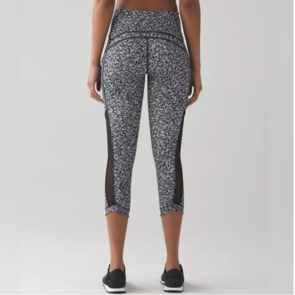 NEW Lululemon Luxtreme Crop. Sole Training Daisy Print.Size 8. New Without Tags. - Picture 6 of 7